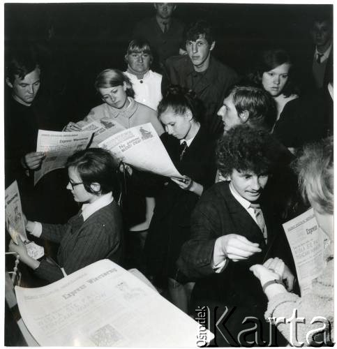 1968, Warszawa, Polska.
Wianki nad Wisłą - impreza zorganizowana dla mieszkańców Warszawy przez redakcję gazety 