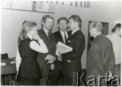 27-28.11.1971, Golub-Dobrzyń, Polska.
I Krajowy Konkurs Krasomówczy Przewodników PTTK. Inicjator konkursu Zygmunt Kwiatkowski rozmawia z przedstawicielami prasy. Z lewej dziennikarka 