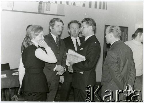 27-28.11.1971, Golub-Dobrzyń, Polska.
I Krajowy Konkurs Krasomówczy Przewodników PTTK. Inicjator konkursu Zygmunt Kwiatkowski rozmawia z przedstawicielami prasy. Z lewej dziennikarka 