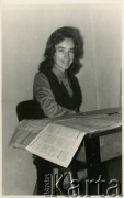 25.09.1972, Warszawa, Polska.
Dziennikarka Elżbieta Jędrych w czasie pracy w redakcji 