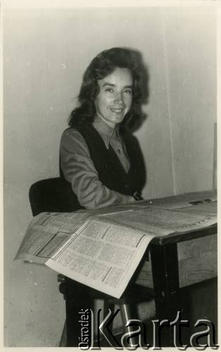 25.09.1972, Warszawa, Polska.
Dziennikarka Elżbieta Jędrych w czasie pracy w redakcji 