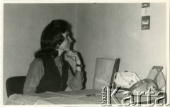 25.09.1972, Warszawa, Polska.
Dziennikarka Elżbieta Jędrych w czasie pracy w redakcji 