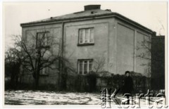 1973, Warszawa, Polska.
Grochów, dom przy ulicy Tarczowej 28 przed rozbiórką.
Fot. NN, kolekcja Elżbiety Jędrych-Pordes, zbiory Ośrodka KARTA.
