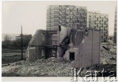 1973, Warszawa, Polska.
Grochów, dom przy ulicy Tarczowej 28 w czasie rozbiórki.
Fot. NN, kolekcja Elżbiety Jędrych-Pordes, zbiory Ośrodka KARTA.
