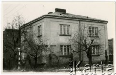 1973, Warszawa, Polska.
Grochów, dom przy ulicy Tarczowej 28 przed rozbiórką.
Fot. NN, kolekcja Elżbiety Jędrych-Pordes, zbiory Ośrodka KARTA.
