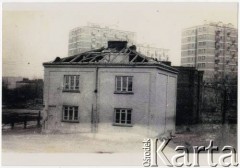 1973, Warszawa, Polska.
Grochów, dom przy ulicy Tarczowej 28 w czasie rozbiórki.
Fot. NN, kolekcja Elżbiety Jędrych-Pordes, zbiory Ośrodka KARTA.
