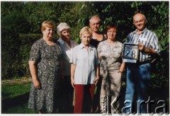 Lato 2011, Warszawa, Polska.
Spotkanie przyjaciół na działce. Wojciech Błaszczyk (1. z prawej) prezentuje zachowany fragment latarenki adresowej domu przy ulicy Tarczowej 28 na Grochowie. Elżbieta Jędrych-Pordes (3. z lewej). Barbara i Jolanta (siostry Piotra i Wojciecha Błaszczyków 1. i 2. z lewej). Piotr Błaszczyk (3. z prawej), Jolanta (kuzynka P. Błaszczyka, 5. z prawej).
Fot. NN, kolekcja Elżbiety Jędrych-Pordes, zbiory Ośrodka KARTA.