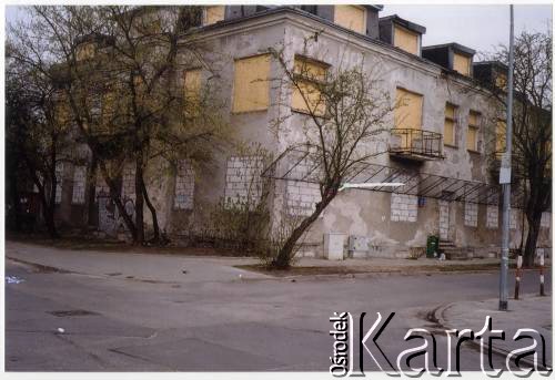 Wiosna 2012, Warszawa, Polska.
Dzielnica Praga-Południe, budynek dawnej biblioteki na skrzyżowaniu ulic Krypskiej i Igańskiej.
Fot. Elżbieta Jędrych-Pordes, zbiory Ośrodka KARTA.
