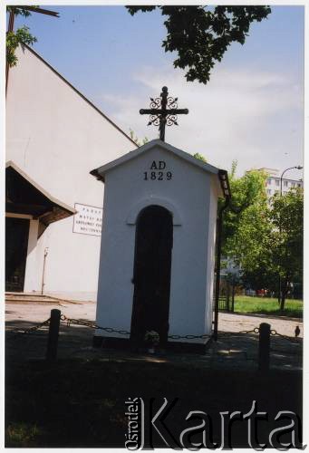 Wiosna 2012, Warszawa, Polska.
Dzielnica Praga-Południe, odnowiona zabytkowa kapliczka przed budynkiem kościoła parafialnego Matki Bożej Królowej Polskich Męczenników w Alei Stanów Zjednoczonych 55.
Fot. Elżbieta Jędrych-Pordes, zbiory Ośrodka KARTA.
