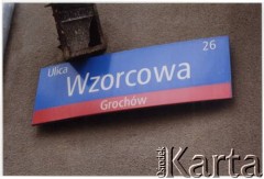 Prawdopodobnie 2012, Warszawa, Polska.
Dzielnica Praga-Południe, tabliczka z nazwą ulicy Wzorcowej według nowego Systemu Informacji Miejskiej (SIM) i resztki przedwojennej latarenki adresowej.
Fot. Elżbieta Jędrych-Pordes, zbiory Ośrodka KARTA.