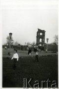 Wiosna 1971, Warszawa, Polska.
Stare Miasto, dzieci na tle ruin Zamku Królewskiego.
Fot. Elżbieta Jędrych-Pordes, zbiory Ośrodka KARTA.
