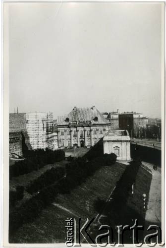 Wiosna 1971, Warszawa, Polska.
Stare Miasto, widok na Pałac pod Blachą i fragment Trasy W-Z.
Fot. Elżbieta Jędrych-Pordes, zbiory Ośrodka KARTA.