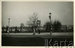 Wiosna 1971, Warszawa, Polska.
Plac Zamkowy, w głębi ruiny Zamku Królewskiego.
Fot. Elżbieta Jędrych-Pordes, zbiory Ośrodka KARTA.
