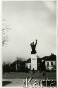 1971, Warszawa, Polska
Pomnik Bohaterów Warszawy (Warszawska Nike) na placu Teatralnym. W głębi Pałac Blanka.
Fot. Elżbieta Jędrych, kolekcja Elżbiety Jędrych-Pordes, zbiory Ośrodka KARTA.
