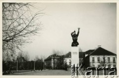 1971, Warszawa, Polska
Pomnik Bohaterów Warszawy (Warszawska Nike) na placu Teatralnym. W głębi Pałac Blanka.
Fot. Elżbieta Jędrych, kolekcja Elżbiety Jędrych-Pordes, zbiory Ośrodka KARTA.
