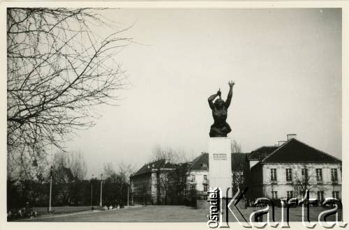 1971, Warszawa, Polska
Pomnik Bohaterów Warszawy (Warszawska Nike) na placu Teatralnym. W głębi Pałac Blanka.
Fot. Elżbieta Jędrych, kolekcja Elżbiety Jędrych-Pordes, zbiory Ośrodka KARTA.
