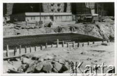 Ok. 1974, Warszawa, Polska.
Budowa dworca kolejowego Warszawa Centralna w Alejach Jerozolimskich.
Fot. NN, kolekcja Elżbiety Jędrych-Pordes, zbiory Ośrodka KARTA.
