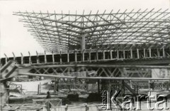 Ok. 1974, Warszawa, Polska.
Budowa dworca Warszawa Centralna w Alejach Jerozolimskich.
Fot. NN, kolekcja Elżbiety Jędrych-Pordes, zbiory Ośrodka KARTA.
