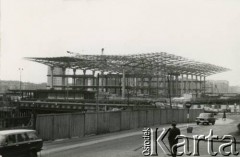 Ok. 1974, Warszawa, Polska.
Budowa dworca Warszawa Centralna w Alejach Jerozolimskich.
Fot. NN, kolekcja Elżbiety Jędrych-Pordes, zbiory Ośrodka KARTA.
