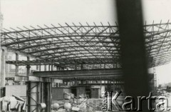 Ok. 1974, Warszawa, Polska.
Budowa dworca Warszawa Centralna w Alejach Jerozolimskich.
Fot. NN, kolekcja Elżbiety Jędrych-Pordes, zbiory Ośrodka KARTA.
