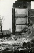 Ok. 1974, Warszawa, Polska.
Ruiny, w oddali budynek dworca kolejowego Warszawa Śródmieście.
Fot. NN, kolekcja Elżbiety Jędrych-Pordes, zbiory Ośrodka KARTA.

