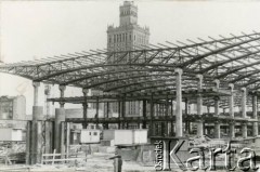 Ok. 1974, Warszawa, Polska.
Budowa dworca Warszawa Centralna w Alejach Jerozolimskich, w tle Pałac Kultury i Nauki.
Fot. NN, kolekcja Elżbiety Jędrych-Pordes, zbiory Ośrodka KARTA.
