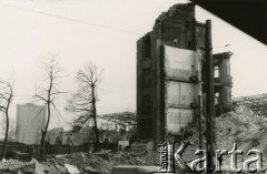 Ok. 1974, Warszawa, Polska.
Ruiny, w tle budowa dworca kolejowego Warszawa Centralna, z lewej Hotel Forum,
Fot. NN, kolekcja Elżbiety Jędrych-Pordes, zbiory Ośrodka KARTA.
