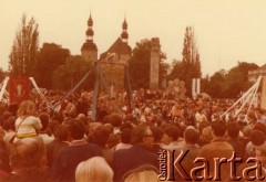 5.06.1980, Łowicz, Polska.
Uroczystość Bożego Ciała. Wierni na tyłach kolegiaty p.w. Wniebowzięcia Najświętszej Maryi Panny, widoczne sztandary procesyjne.
Fot. Elżbieta Jędrych-Pordes, zbiory Ośrodka KARTA.