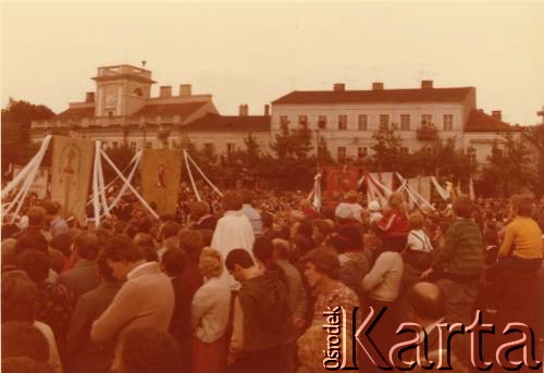 5.06.1980, Łowicz, Polska.
Uroczystość Bożego Ciała. Wierni na tyłach kolegiaty p.w. Wniebowzięcia Najświętszej Maryi Panny, widoczne sztandary procesyjne.
Fot. Elżbieta Jędrych-Pordes, zbiory Ośrodka KARTA.