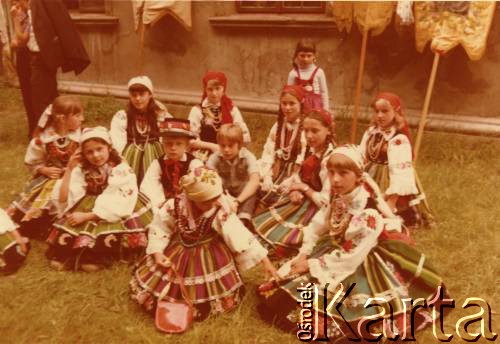 5.06.1980, Łowicz, Polska.
Uroczystość Bożego Ciała. Grupa dzieci w strojach łowickich, z tyłu stroi Olimpia Pordes. 
Fot. Elżbieta Jędrych-Pordes, zbiory Ośrodka KARTA.