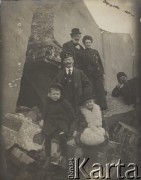 1914, Warszawa
Na gruzach cytadeli. U góry stoją Wacław Ciesielski i Paula Ciesielska, niżej Feliks Skorupski, siedzą Zygmunt Ciesielski i Irena Ciesielska (później Szwarc). Po prawej wsparty na ręce Władysław Sufronowicz.
Fot. NN, zbiory Ośrodka KARTA, album Wacława Skorupskiego udostępniła Agata Witerska
