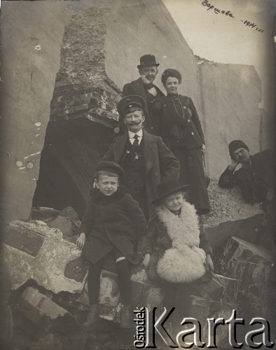 1914, Warszawa
Na gruzach cytadeli. U góry stoją Wacław Ciesielski i Paula Ciesielska, niżej Feliks Skorupski, siedzą Zygmunt Ciesielski i Irena Ciesielska (później Szwarc). Po prawej wsparty na ręce Władysław Sufronowicz.
Fot. NN, zbiory Ośrodka KARTA, album Wacława Skorupskiego udostępniła Agata Witerska