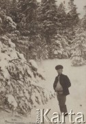 Zima 1914, leśnictwo Pristanskoje, Wyksa okolice, gubernia włodzimierska, Rosja.
Wacław Skorupski w pobliżu swojej leśniczówki.
Fot. NN, zbiory Ośrodka KARTA, album Wacława Skorupskiego udostępniła Agata Witerska
