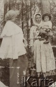 1915, leśnictwo Pristanskoje, Wyksa okolice, gubernia włodzimierska, Rosja.
Feliksa Skorupska i kobieta NN z Ferdusiem Skorupskim na ręku.
Fot. NN, zbiory Ośrodka KARTA, album Ireny Skorupskiej udostępniła Agata Witerska