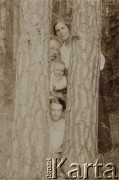 1915, leśnictwo Pristanskoje, Wyksa okolice, gubernia włodzimierska, Rosja.
W pobliżu leśniczówki, od dołu siedzi Feliksa Skorupska, Wacław Skorupski z Ferdusiem Skorupskim na ręku, NN.
Fot. NN, zbiory Ośrodka KARTA, album Ireny Skorupskiej udostępniła Agata Witerska
