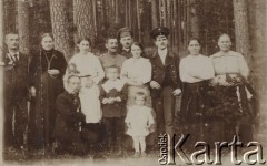 1916, leśnictwo Pristanskoje, Wyksa okolice, gubernia włodzimierska, Rosja.
Od lewej stoją: Władysław Skorupski, NN, Paula Ewerman, brat Wacława Ciesielskiego, NN, Feliksa Skorupska, NN, NN, NN. W pierwszym rzędzie: Wacław Skorupski, Benek Ewerman i Ferduś Skorupski.
Fot. NN, zbiory Ośrodka KARTA, album Wacława Skorupskiego udostępniła Agata Witerska