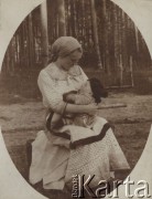 1915, leśnictwo Pristanskoje, Wyksa okolice, gubernia włodzimierska, Rosja.
Feliksa Skorupska karmiąca syna Ferdusia.
Fot. NN, zbiory Ośrodka KARTA, album Wacława Skorupskiego udostępniła Agata Witerska