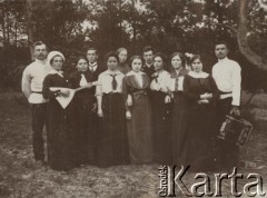 1913-1918, Rosja.
Grupa znajomych z instrumentami muzycznymi.
Fot. NN, zbiory Ośrodka KARTA, album Wacława Skorupskiego udostępniła Agata Witerska