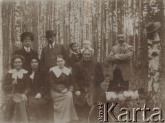 1914-1915, leśnictwo Pristanskoje, Wyksa okolice, gubernia włodzimierska, Rosja.
W lasku brzozowym w pobliżu leśniczówki, stoją od lewej: NN, Wincenty Borkowski, Władysław Skorupski z Ferdusiem na ręku, Wacław Ciesielski; siedzą od lewej: pani Borkowska, NN, Feliksa Skorupska, NN.
Fot. Wacław Skorupski, zbiory Ośrodka KARTA, album Wacława Skorupskiego udostępniła Agata Witerska