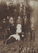 1915, leśnictwo Pristanskoje, Wyksa okolice, gubernia włodzimierska, Rosja.
W pobliżu leśniczówki. Od lewej stoją: Władysław Sufronowicz, NN, państwo Borkowscy, Władysław Skorupski; na ziemi Feliksa Skorupska z synem Ferdusiem.
Fot. NN, zbiory Ośrodka KARTA, album Wacława Skorupskiego udostępniła Agata Witerska