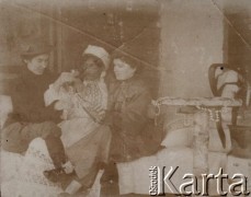 1914-1918, Rosja.
Paula Ewerman, Wacław Skorupski i Feliksa Skorupska w karnawałowych przebraniach.
Fot. NN, zbiory Ośrodka KARTA, album Wacława Skorupskiego udostępniła Agata Witerska