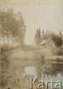 1914-1918, gubernia włodzimierska, Rosja.
Leśniczówka nad jeziorem.
Fot. NN, zbiory Ośrodka KARTA, album Wacława Skorupskiego udostępniła Agata Witerska