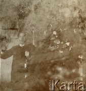 25-26.12.1909, Brześć, Rosja.
Wacław Skorupski wznoszący toast przy choince. 
Fot. NN, zbiory Ośrodka KARTA, album Wacława Skorupskiego udostępniła Agata Witerska