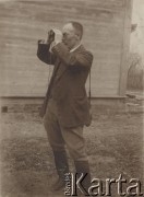 1917, Rosja.
Leśniczy Wacław Skorupski patrzący przez lornetkę.
Fot. NN, zbiory Ośrodka KARTA, album rodziny Skorupskich udostępniła Agata Witerska