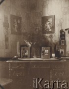 1913-1918, leśnictwo Pristanskoje, Wyksa okolice, gubernia włodzimierska, Rosja.
Wnętrze pokoju w leśniczówce. Na biurku stoją m.in. portrety Władysławy Gołaszewskiej i Wacława Skorupskiego.
Fot. NN, zbiory Ośrodka KARTA, album rodziny Skorupskich udostępniła Agata Witerska