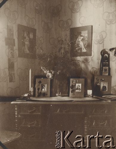 1913-1918, leśnictwo Pristanskoje, Wyksa okolice, gubernia włodzimierska, Rosja.
Wnętrze pokoju w leśniczówce. Na biurku stoją m.in. portrety Władysławy Gołaszewskiej i Wacława Skorupskiego.
Fot. NN, zbiory Ośrodka KARTA, album rodziny Skorupskich udostępniła Agata Witerska