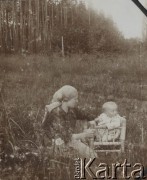 1915, leśnictwo Pristanskoje, Wyksa okolice, gubernia włodzimierska, Rosja.
Feliksa Skorupska z synem Ferdusiem.
Fot. NN, zbiory Ośrodka KARTA, album Wacława Skorupskiego udostępniła Agata Witerska