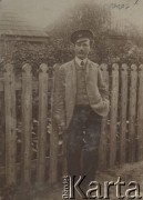 1909, Rosja.
Wacław Skorupski przy płocie.
Fot. NN, zbiory Ośrodka KARTA, album Wacława Skorupskiego udostępniła Agata Witerska