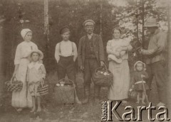 Jesień 1916, leśnictwo Pristanskoje, Wyksa okolice, gubernia włodzimierska, Rosja.
Uczestnicy grzybobrania, od lewej stoją: Paula Ewerman z synem Benkiem, Władysław Skorupski, Władysław Sufronowicz, Feliksa Skorupska z córką Irenką na ręku, Ferduś Skorupski, Wacław Skorupski.
Fot. NN, zbiory Ośrodka KARTA, album Wacława Skorupskiego udostępniła Agata Witerska