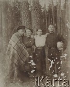1917, leśnictwo Pristanskoje, Wyksa okolice, gubernia włodzimierska, Rosja.
Od lewej stoją: Wacław Skorupski, Feliksa Skorupska, Paula Ewerman, Gierman Eisler.
Fot. NN, zbiory Ośrodka KARTA, album Wacława Skorupskiego udostępniła Agata Witerska